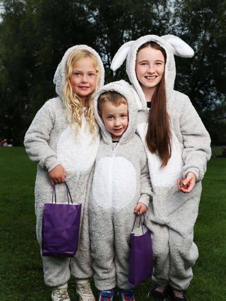 True Thompson In Blue Dress For Easter Egg Hunt With Cousins – Hollywood Life