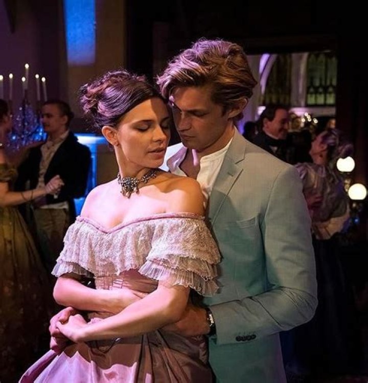 TV Kisses — All The Hottest Photos