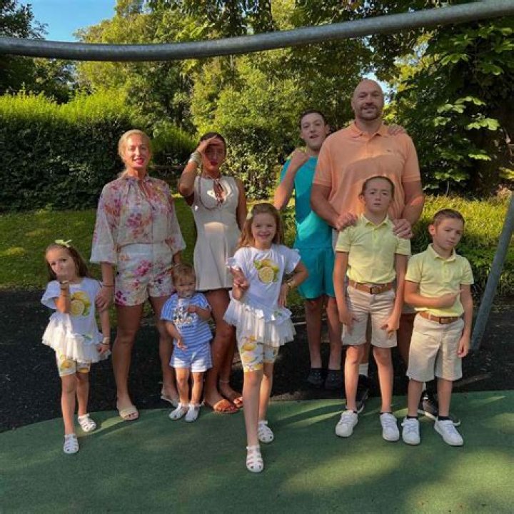 Tyson Fury & Wife Pose With 6 Children On Family Vacation In Florida – Hollywood Life