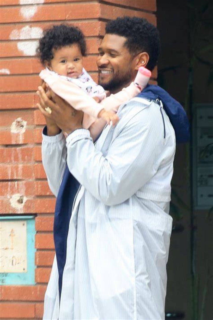 Usher Shares Rare Photo Of Daughter Sovereign Bo – Hollywood Life