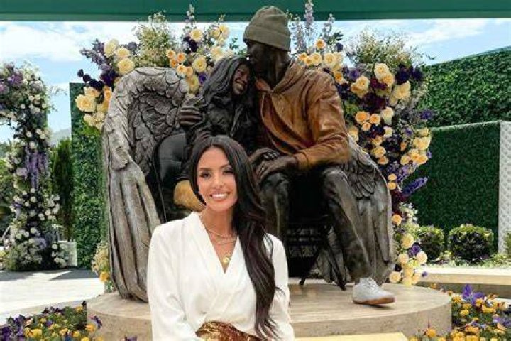 Vanessa Bryant Asks To Keep All Fan Tributes To Kobe & Gianna From Outside Staples Center