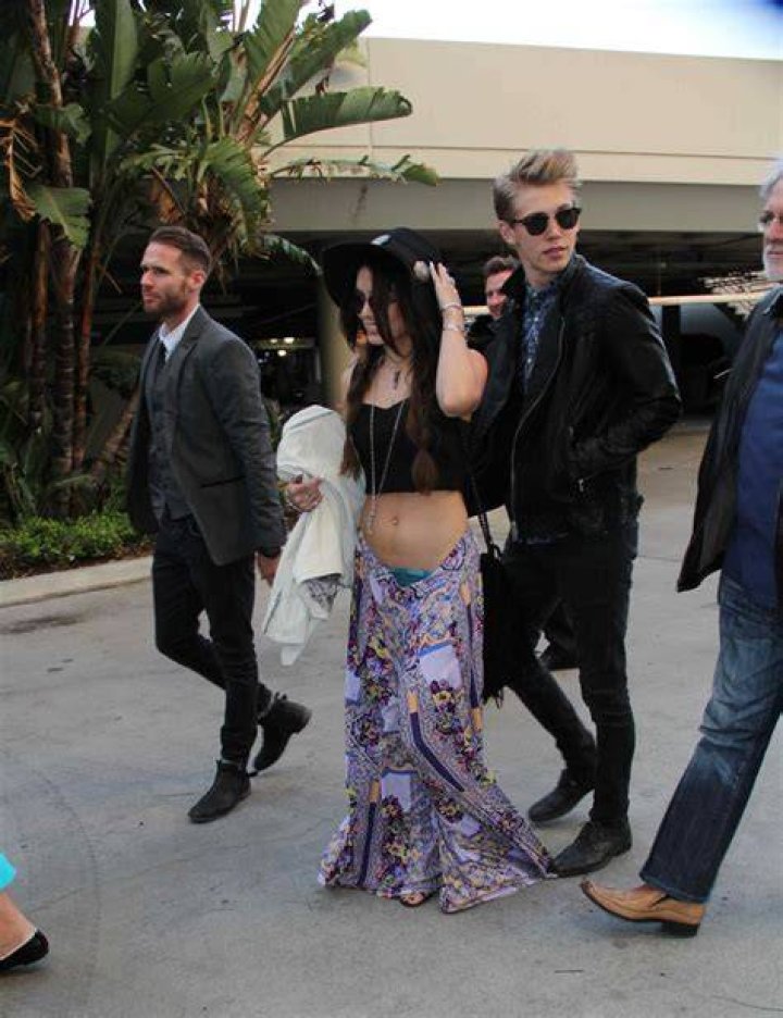 Vanessa Hudgens’ Wardrobe Malfunction — ‘Spring Breakers’ Star Flashes Her Bra – Hollywood Life