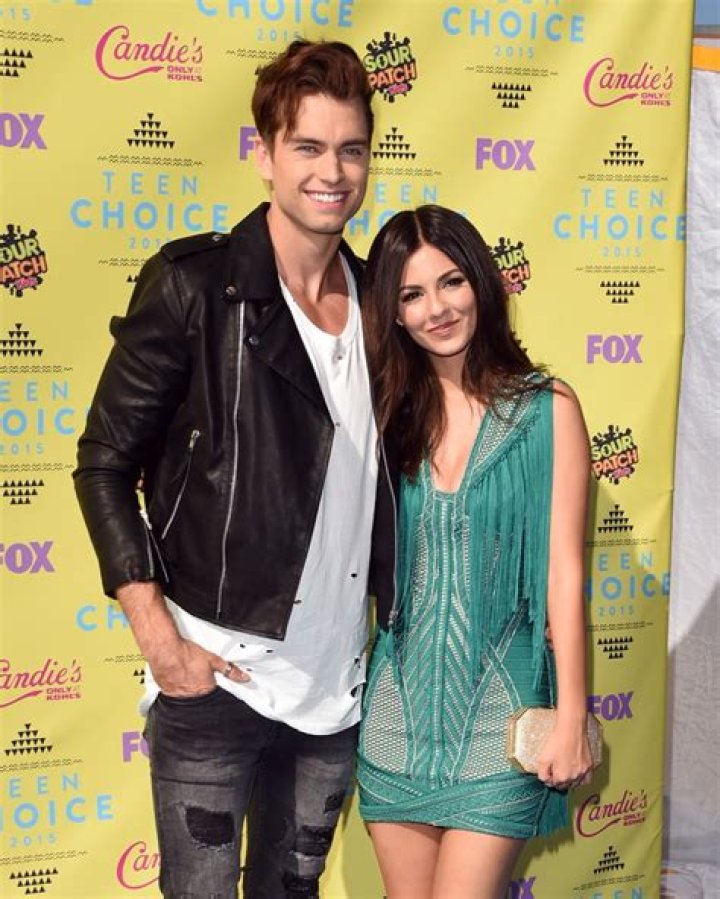 Victoria Justice Covered Her Boyfriend’s Eyes – Hollywood Life
