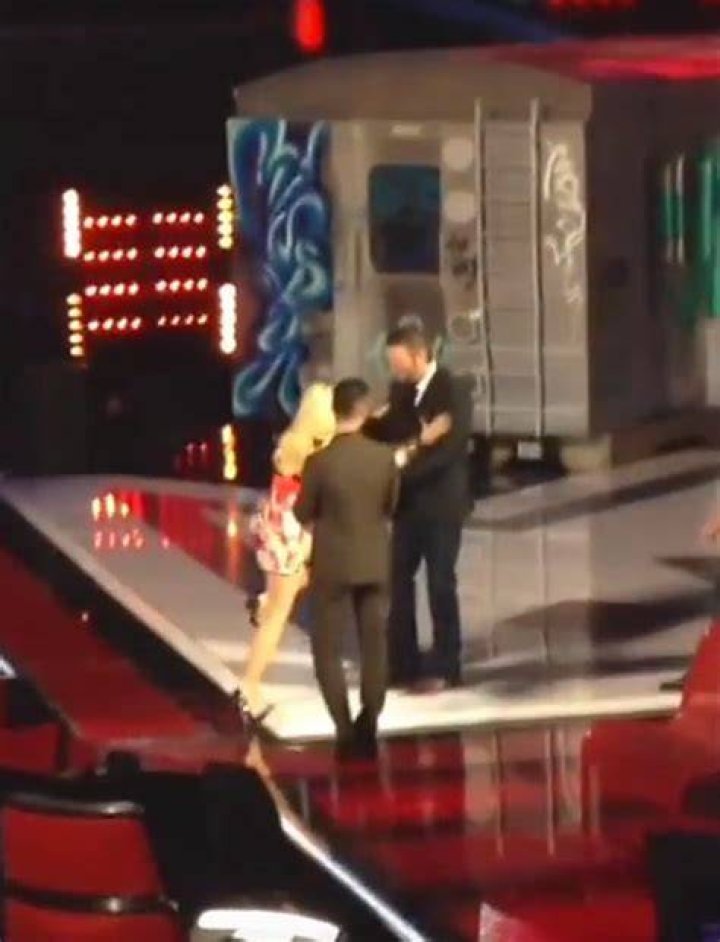 [VIDEO] Blake Shelton Catches Gwen Stefani After She Trips — So Cute – Hollywood Life