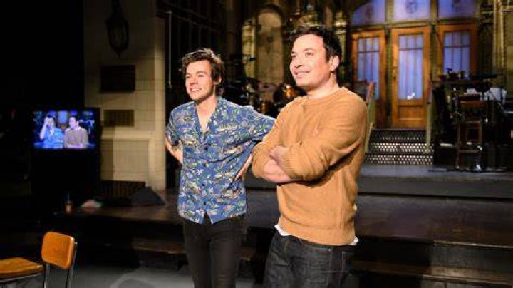 [VIDEO] Harry Styles Mocked On ‘SNL’ — Jimmy Fallon Does Perfect Impression – Hollywood Life