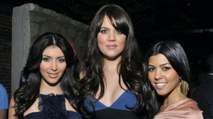 [VIDEO] ‘KKTM’ Finale — Kim Kardashian Tells Kourtney & Khloe She’s Pregnant – Hollywood Life