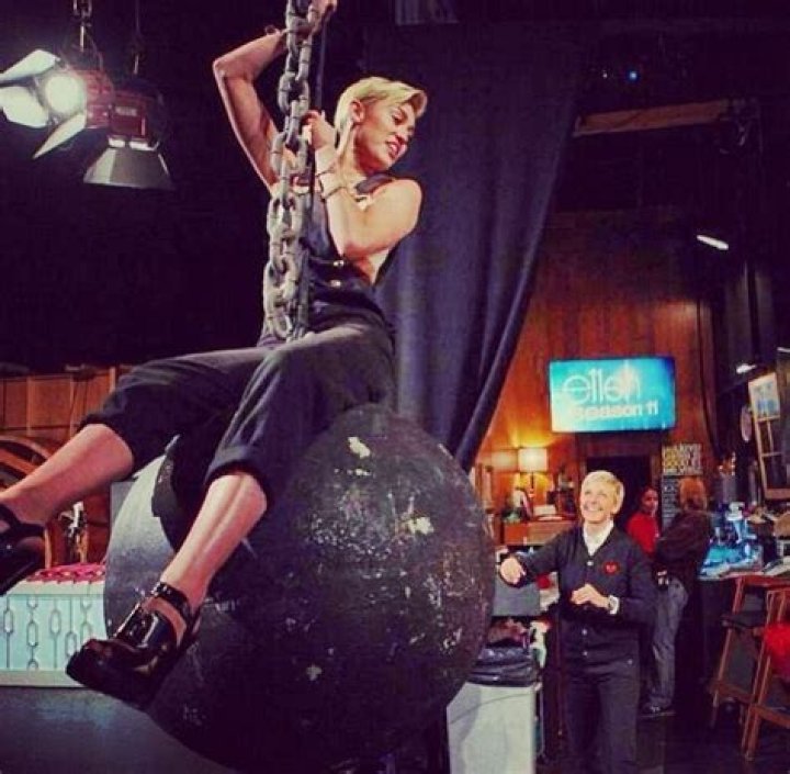[VIDEO] Miley Cyrus ‘Wrecking Ball’ Performance At MTV EMAs — She’s In Tears – Hollywood Life