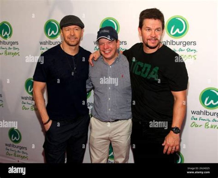 ‘Wahlburgers’ Preview: Donnie Wahlberg Shows Off His Toned Butt & Paul Is Not Having It — Watch
