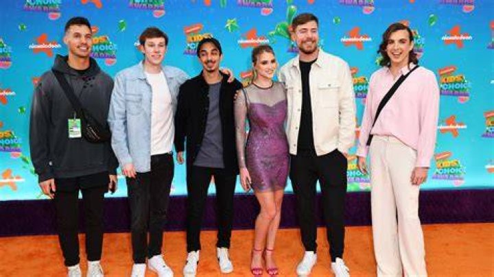 Watch Her Dancing In Crop Top – Hollywood Life