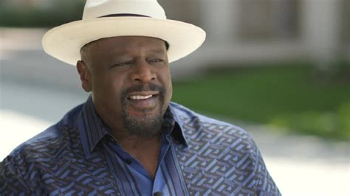 Wayne Brady & Cedric The Entertainer Face Off – Hollywood Life