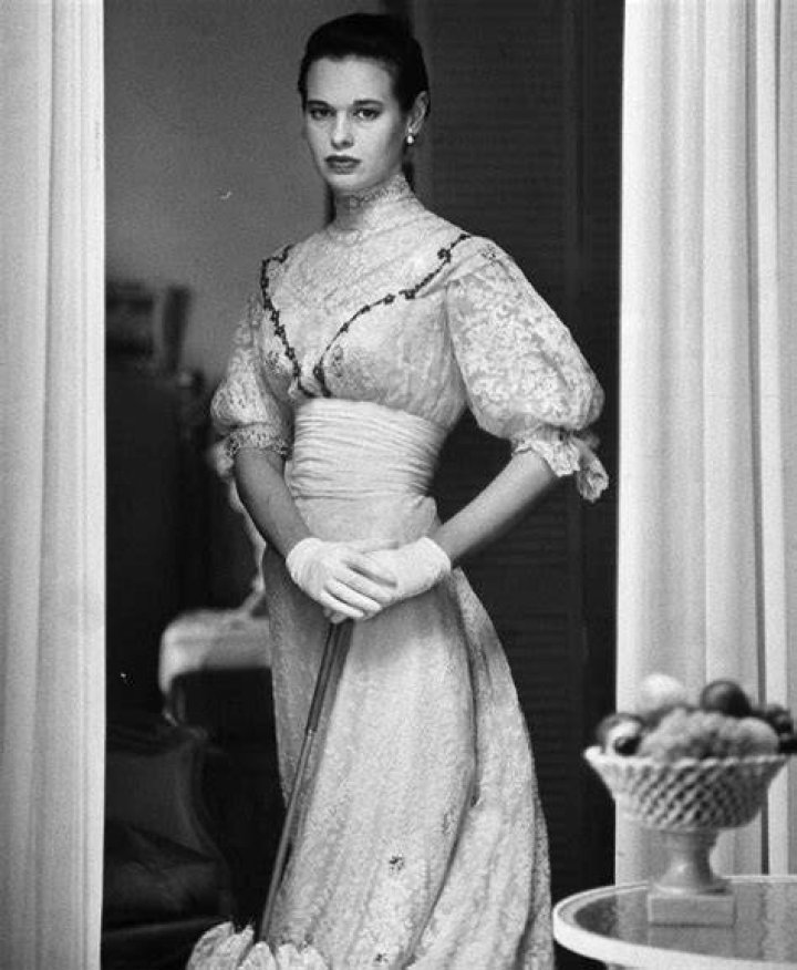 Who Is Gloria Vanderbilt? 5 Things To Know About Heiress & Designer – Hollywood Life