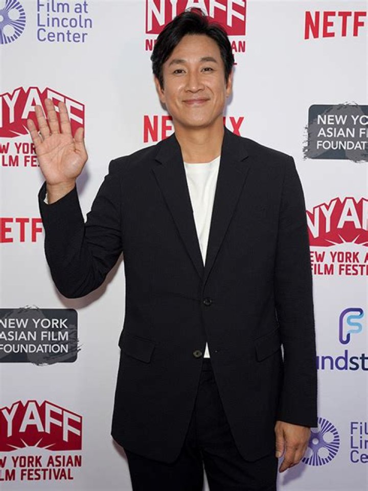 Who Is Lee Sun-kyun? All About the ‘Parasite’ Actor Dead at 48 – Hollywood Life