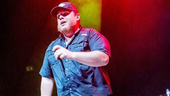 Who Is Luke Combs? 5 Facts About The Country Singer – Hollywood Life