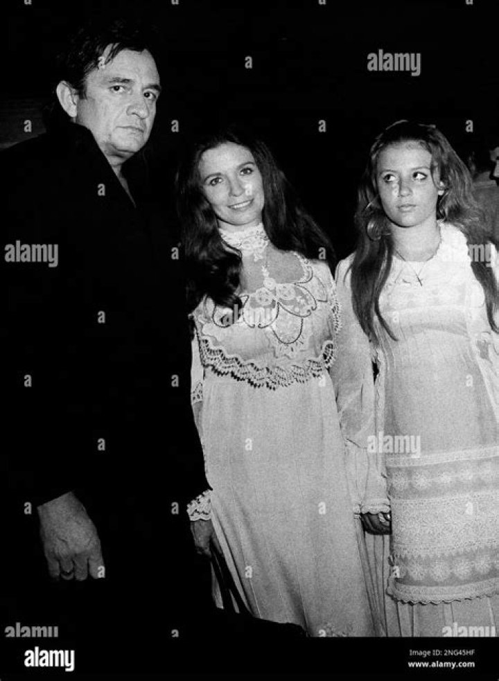 Who Is Rosanne Cash? 5 Things On Johnny Cash’ Daughter – Hollywood Life