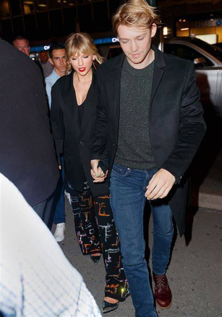 Why Did Taylor Swift and Joe Alwyn Break Up? Inside Their Split – Hollywood Life