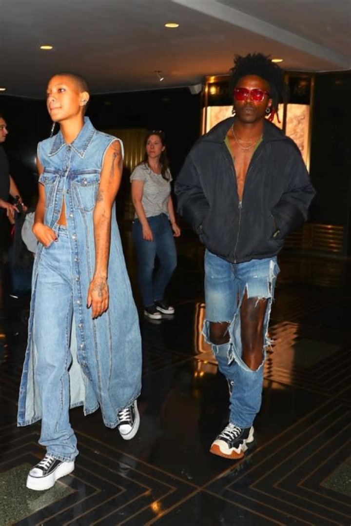 Willow Smith’s Plunging Crop Top & Cargo Pants: Photos – Hollywood Life