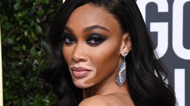 Winnie Harlow’s EMAs Hair & Makeup — Star Rocks Sleek Waves & A Smokey Eye – Hollywood Life