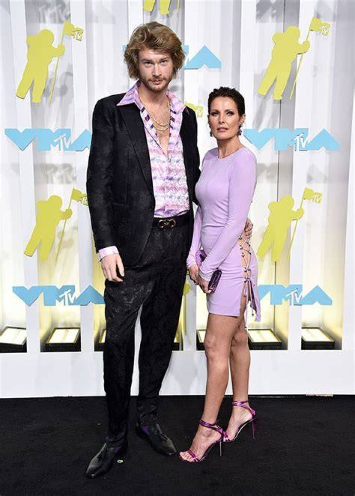 Yung Gravy & Addison Rae’s Mom Pack On PDA At VMAs 2022 Red Carpet – Hollywood Life