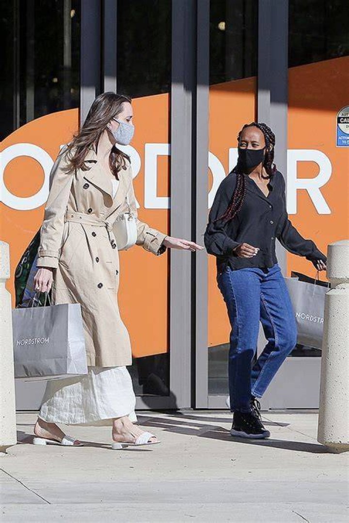 Zahara Jolie-Pitt Rocks Braids & Jeans On Shopping Trip With Mom Angelina Jolie After Her 16th Birthday