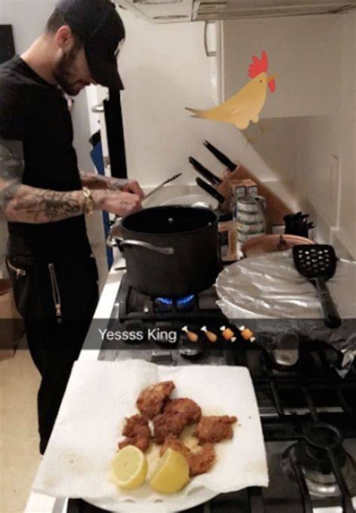 Zayn Malik Treats Gigi Hadid To Homemade Fried Chicken — See Her Excited Snaps