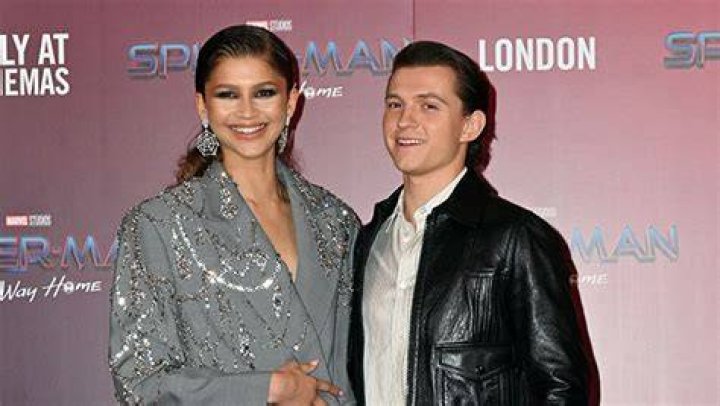 Zendaya Unfollows Tom Holland and Everyone Amid Social Media Reset – Hollywood Life